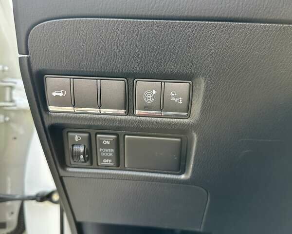 Белый Инфинити QX80, объемом двигателя 5.55 л и пробегом 44 тыс. км за 33000 $, фото 20 на Automoto.ua