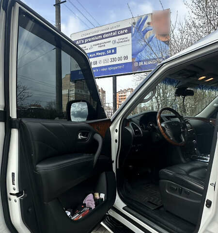 Белый Инфинити QX80, объемом двигателя 5.55 л и пробегом 153 тыс. км за 34999 $, фото 8 на Automoto.ua