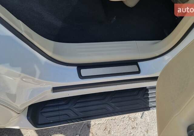 Белый Инфинити QX80, объемом двигателя 5.6 л и пробегом 75 тыс. км за 44000 $, фото 24 на Automoto.ua