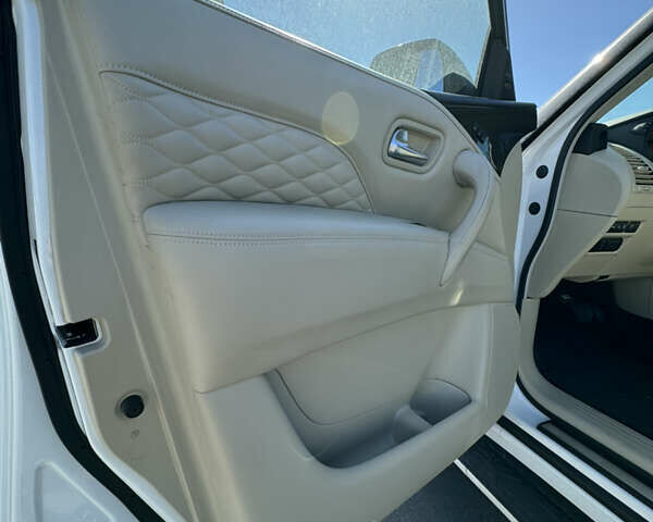 Белый Инфинити QX80, объемом двигателя 5.55 л и пробегом 47 тыс. км за 46000 $, фото 4 на Automoto.ua