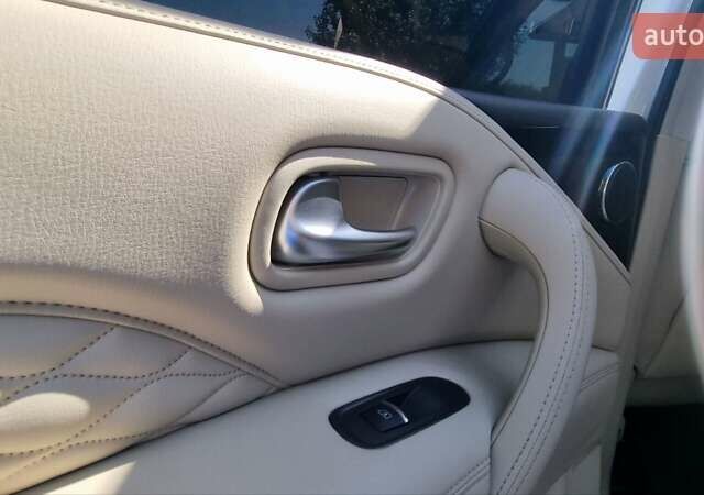 Белый Инфинити QX80, объемом двигателя 5.6 л и пробегом 75 тыс. км за 44000 $, фото 15 на Automoto.ua