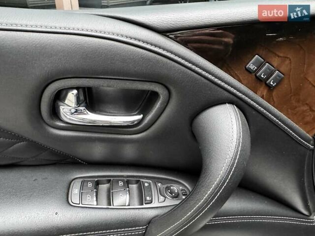 Белый Инфинити QX80, объемом двигателя 5.55 л и пробегом 57 тыс. км за 44000 $, фото 25 на Automoto.ua