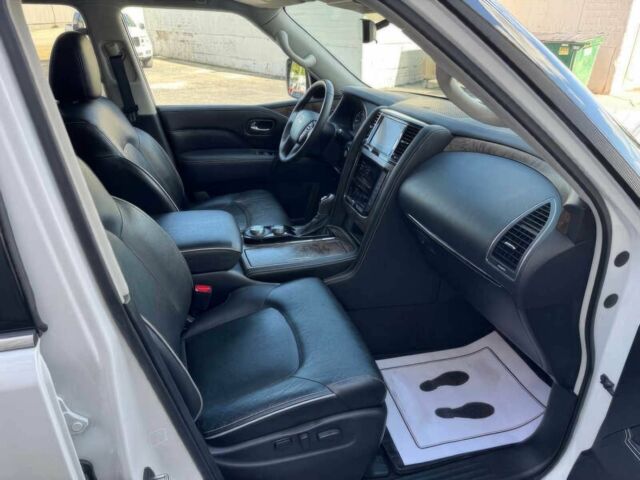 Белый Инфинити QX80, объемом двигателя 5.6 л и пробегом 30 тыс. км за 15000 $, фото 7 на Automoto.ua