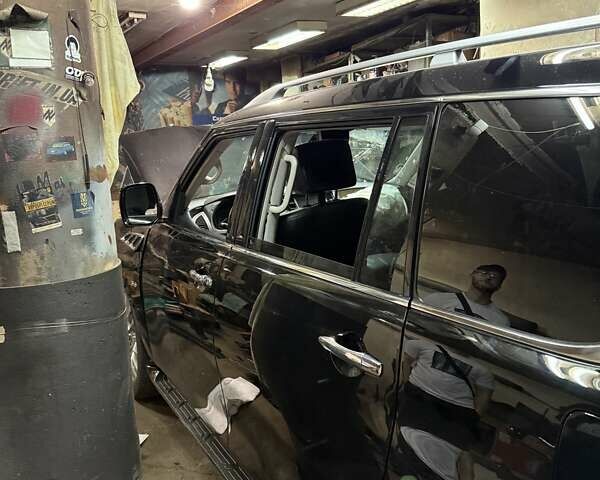 Чорний Інфініті QX80, об'ємом двигуна 5.55 л та пробігом 115 тис. км за 10000 $, фото 2 на Automoto.ua