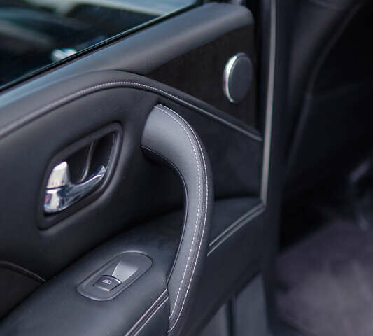 Черный Инфинити QX80, объемом двигателя 5.55 л и пробегом 15 тыс. км за 45000 $, фото 19 на Automoto.ua