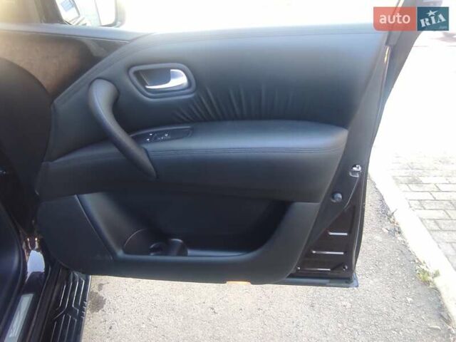 Красный Инфинити QX80, объемом двигателя 5.6 л и пробегом 27 тыс. км за 25600 $, фото 10 на Automoto.ua