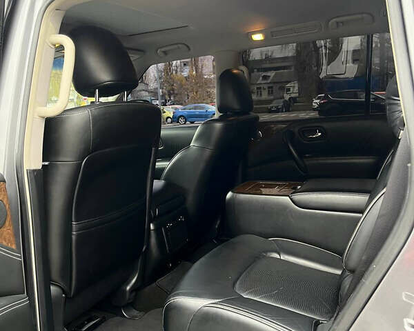 Сірий Інфініті QX80, об'ємом двигуна 5.55 л та пробігом 160 тис. км за 28000 $, фото 12 на Automoto.ua