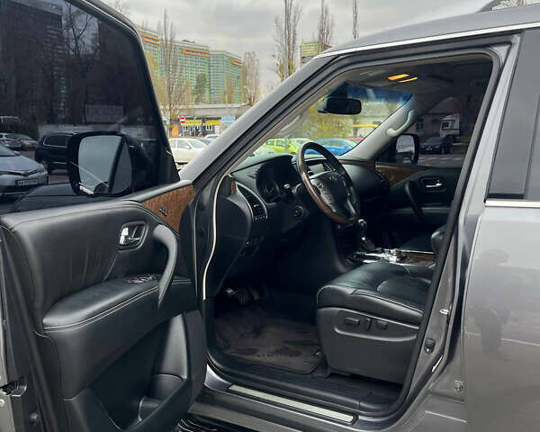 Сірий Інфініті QX80, об'ємом двигуна 5.55 л та пробігом 160 тис. км за 28000 $, фото 13 на Automoto.ua