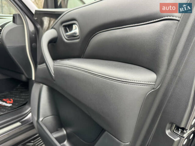 Сірий Інфініті QX80, об'ємом двигуна 5.55 л та пробігом 35 тис. км за 58999 $, фото 66 на Automoto.ua