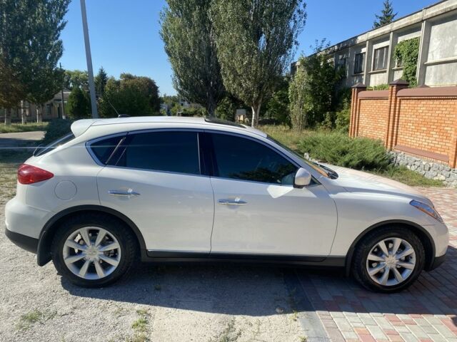 Белый Инфинити EX 35, объемом двигателя 3.5 л и пробегом 130 тыс. км за 10500 $, фото 12 на Automoto.ua