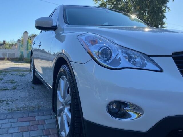 Белый Инфинити EX 35, объемом двигателя 3.5 л и пробегом 130 тыс. км за 10500 $, фото 10 на Automoto.ua