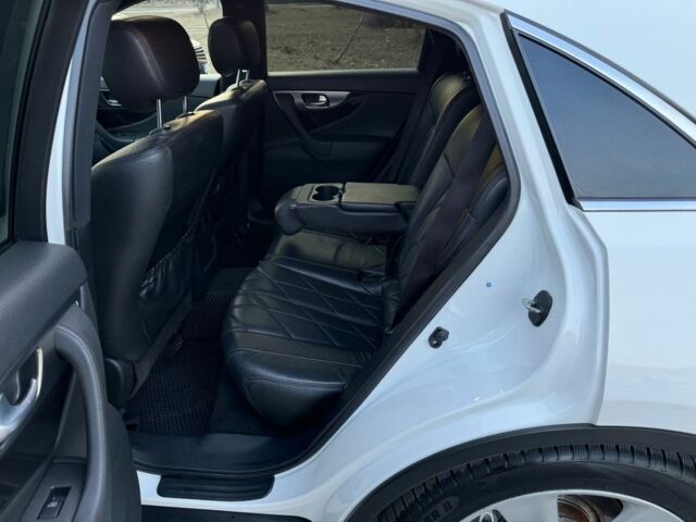 Белый Инфинити FX 30, объемом двигателя 3 л и пробегом 173 тыс. км за 16500 $, фото 7 на Automoto.ua