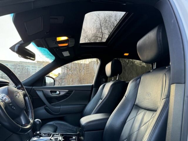 Белый Инфинити FX 30, объемом двигателя 3 л и пробегом 173 тыс. км за 16500 $, фото 6 на Automoto.ua