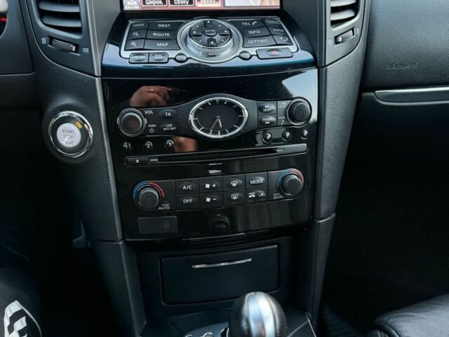 Белый Инфинити FX 30, объемом двигателя 3 л и пробегом 173 тыс. км за 16500 $, фото 4 на Automoto.ua