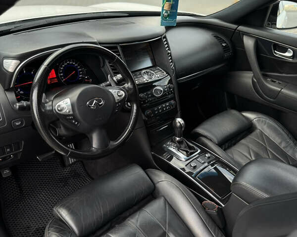 Белый Инфинити FX 30, объемом двигателя 3 л и пробегом 175 тыс. км за 15200 $, фото 33 на Automoto.ua