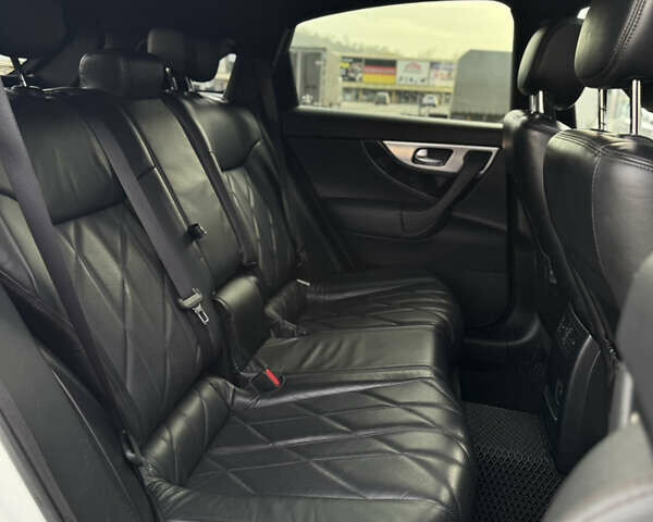 Белый Инфинити FX 30, объемом двигателя 3 л и пробегом 175 тыс. км за 15200 $, фото 67 на Automoto.ua