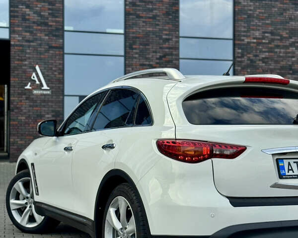 Белый Инфинити FX 30, объемом двигателя 3 л и пробегом 175 тыс. км за 15200 $, фото 23 на Automoto.ua