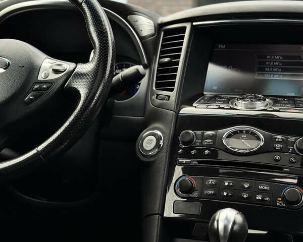 Белый Инфинити FX 30, объемом двигателя 3 л и пробегом 175 тыс. км за 15200 $, фото 37 на Automoto.ua