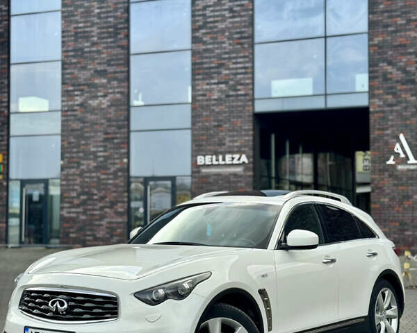 Белый Инфинити FX 30, объемом двигателя 3 л и пробегом 175 тыс. км за 15200 $, фото 2 на Automoto.ua