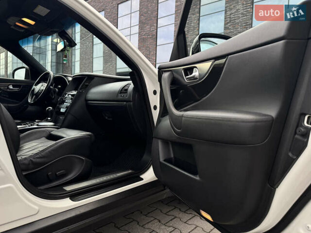 Белый Инфинити FX 30, объемом двигателя 3 л и пробегом 175 тыс. км за 15200 $, фото 62 на Automoto.ua