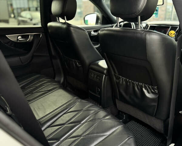 Белый Инфинити FX 30, объемом двигателя 3 л и пробегом 175 тыс. км за 15200 $, фото 66 на Automoto.ua