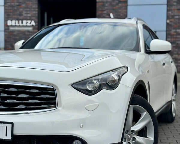 Белый Инфинити FX 30, объемом двигателя 3 л и пробегом 175 тыс. км за 15200 $, фото 7 на Automoto.ua