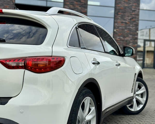 Белый Инфинити FX 30, объемом двигателя 3 л и пробегом 175 тыс. км за 15200 $, фото 21 на Automoto.ua