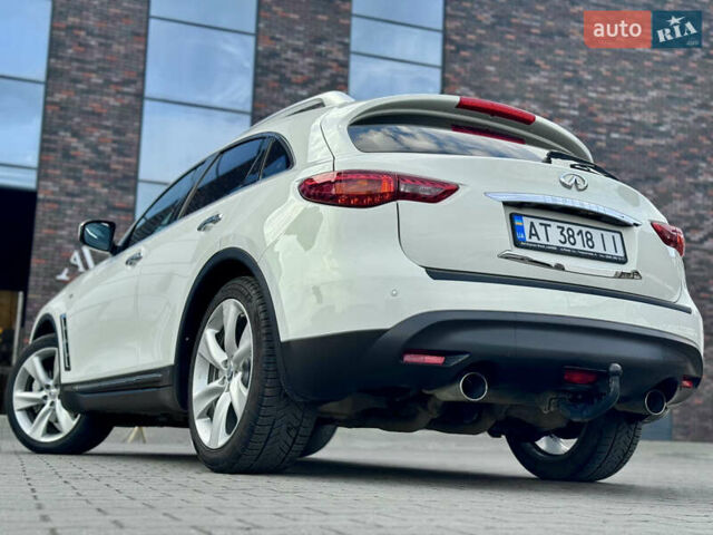 Белый Инфинити FX 30, объемом двигателя 3 л и пробегом 175 тыс. км за 15200 $, фото 24 на Automoto.ua