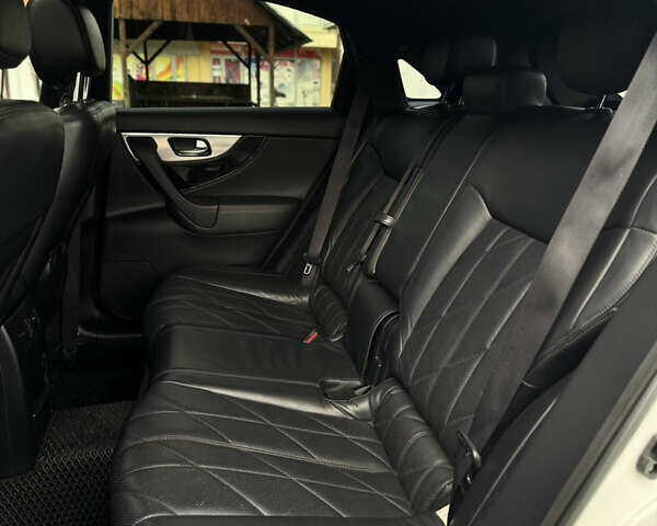 Белый Инфинити FX 30, объемом двигателя 3 л и пробегом 175 тыс. км за 15200 $, фото 68 на Automoto.ua