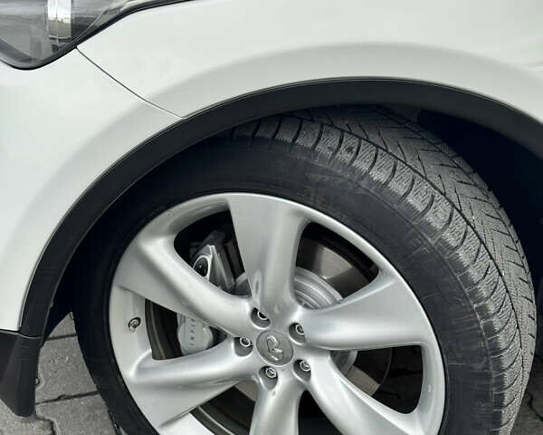 Белый Инфинити FX 30, объемом двигателя 3 л и пробегом 175 тыс. км за 15200 $, фото 6 на Automoto.ua