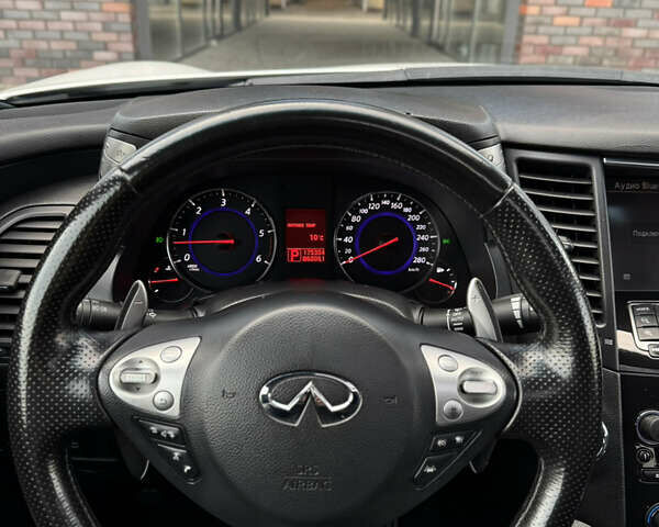 Белый Инфинити FX 30, объемом двигателя 3 л и пробегом 175 тыс. км за 15200 $, фото 46 на Automoto.ua