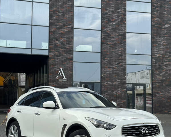 Белый Инфинити FX 30, объемом двигателя 3 л и пробегом 175 тыс. км за 15200 $, фото 15 на Automoto.ua