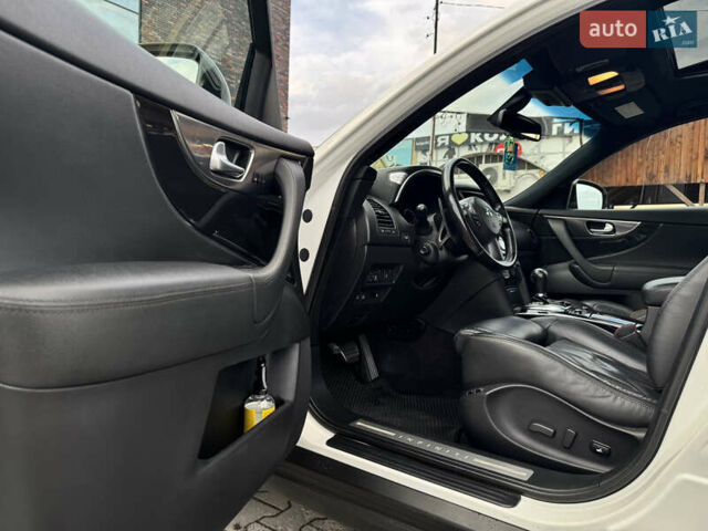 Белый Инфинити FX 30, объемом двигателя 3 л и пробегом 175 тыс. км за 15200 $, фото 30 на Automoto.ua