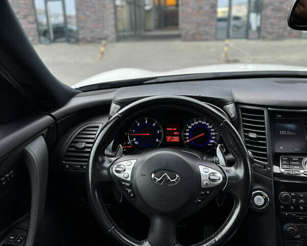 Белый Инфинити FX 30, объемом двигателя 3 л и пробегом 175 тыс. км за 15200 $, фото 41 на Automoto.ua