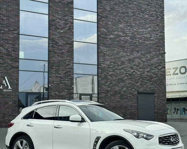 Белый Инфинити FX 30, объемом двигателя 3 л и пробегом 175 тыс. км за 15200 $, фото 17 на Automoto.ua