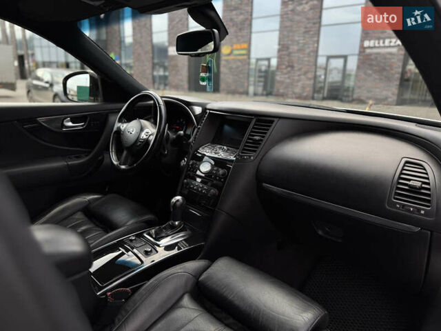 Белый Инфинити FX 30, объемом двигателя 3 л и пробегом 175 тыс. км за 15200 $, фото 64 на Automoto.ua