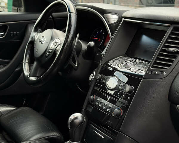 Белый Инфинити FX 30, объемом двигателя 3 л и пробегом 175 тыс. км за 15200 $, фото 65 на Automoto.ua