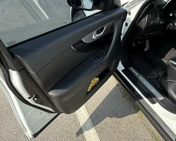 Белый Инфинити FX 30, объемом двигателя 3 л и пробегом 145 тыс. км за 17000 $, фото 8 на Automoto.ua