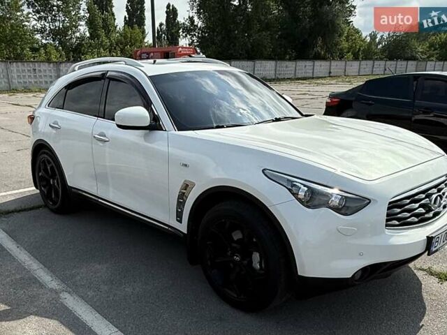 Белый Инфинити FX 30, объемом двигателя 3 л и пробегом 145 тыс. км за 17000 $, фото 7 на Automoto.ua