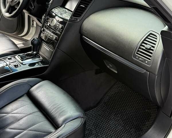 Белый Инфинити FX 30, объемом двигателя 3 л и пробегом 145 тыс. км за 17000 $, фото 21 на Automoto.ua