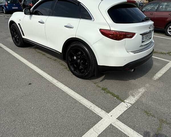 Белый Инфинити FX 30, объемом двигателя 3 л и пробегом 145 тыс. км за 17000 $, фото 2 на Automoto.ua