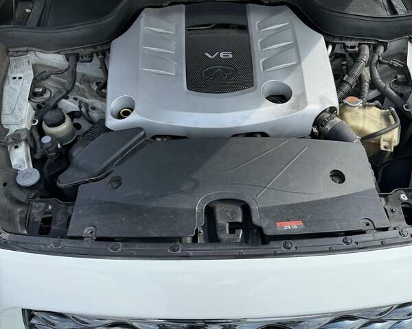 Белый Инфинити FX 30, объемом двигателя 3 л и пробегом 145 тыс. км за 17000 $, фото 26 на Automoto.ua