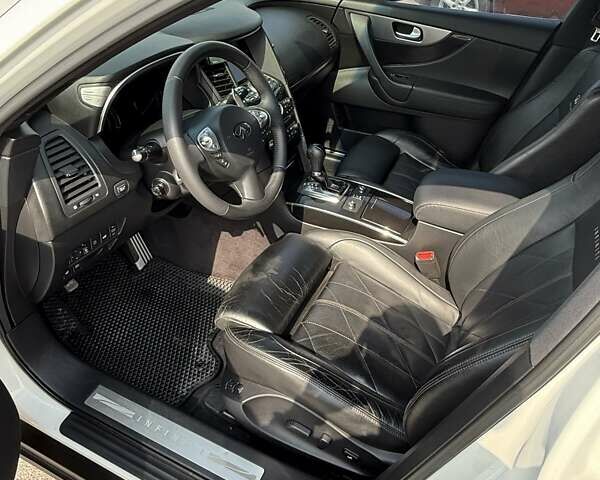 Белый Инфинити FX 30, объемом двигателя 3 л и пробегом 145 тыс. км за 17000 $, фото 9 на Automoto.ua