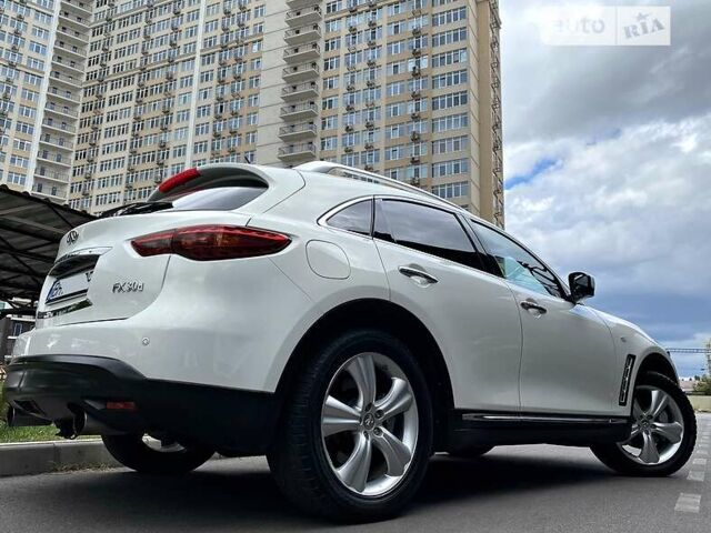 Білий Інфініті FX 30, об'ємом двигуна 3 л та пробігом 169 тис. км за 14500 $, фото 12 на Automoto.ua