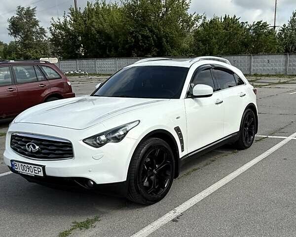 Белый Инфинити FX 30, объемом двигателя 3 л и пробегом 145 тыс. км за 17000 $, фото 1 на Automoto.ua