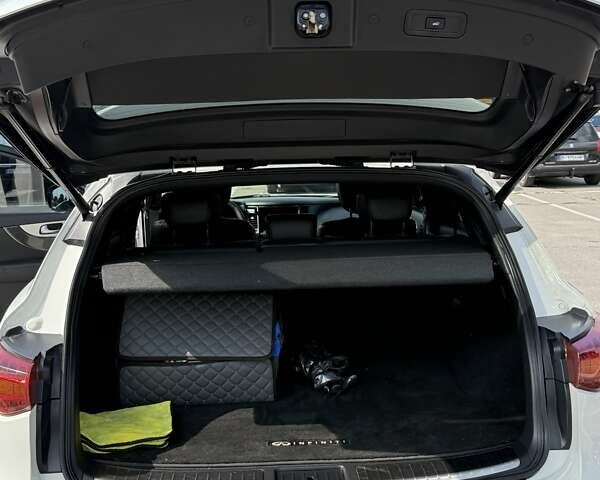 Белый Инфинити FX 30, объемом двигателя 3 л и пробегом 145 тыс. км за 17000 $, фото 17 на Automoto.ua