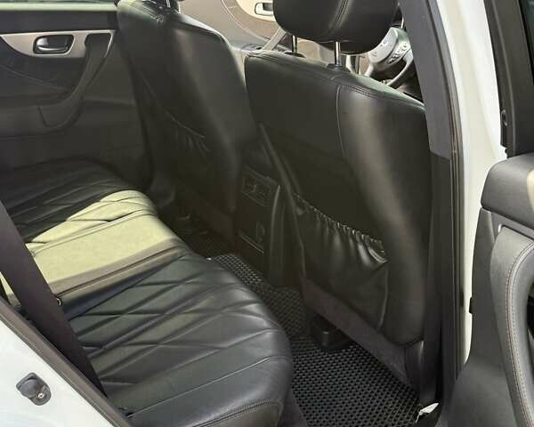 Белый Инфинити FX 30, объемом двигателя 3 л и пробегом 145 тыс. км за 17000 $, фото 18 на Automoto.ua