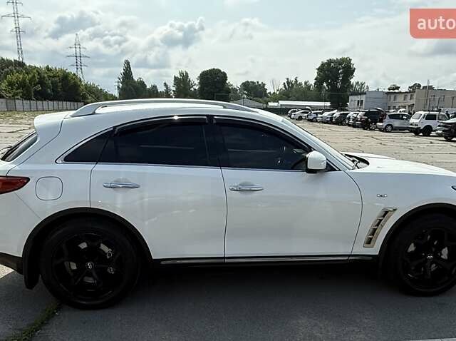 Белый Инфинити FX 30, объемом двигателя 3 л и пробегом 145 тыс. км за 17000 $, фото 5 на Automoto.ua