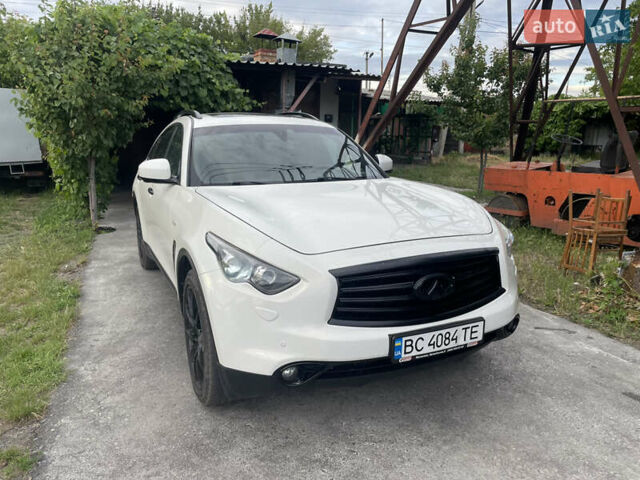 Белый Инфинити FX 30, объемом двигателя 3 л и пробегом 212 тыс. км за 16500 $, фото 6 на Automoto.ua