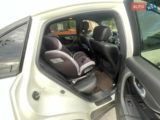 Белый Инфинити FX 30, объемом двигателя 3 л и пробегом 212 тыс. км за 16500 $, фото 9 на Automoto.ua